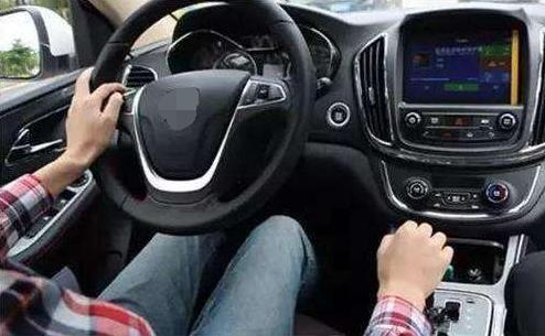 老司机喜欢单手搭方向盘，另一只手究竟在搞什么？
